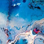 la-flaque-bleue-ou-le-glacier-de-peinture-aiment-fond-terrain-105723393